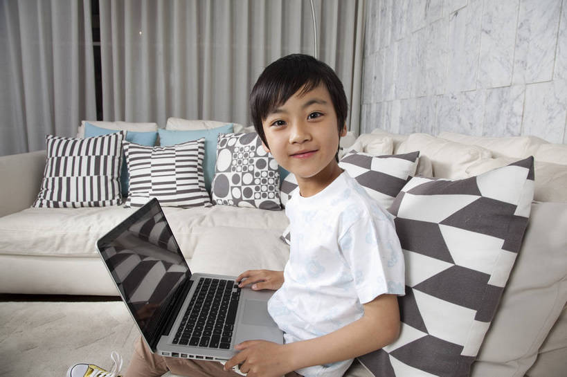 东方人,儿童,一个人,餐厅,站,坐,微笑,横图,彩色,室内,白天,侧面,时尚,纯洁,笔记本电脑,房间,北京,中国,仅一个人,图片,豪华,情趣,小孩,站着,休闲,健康,温馨,休闲服,家居,安静,活力,可爱,童年,童趣,摄影,生活方式,高雅,居室,简洁,童真,烂漫,无邪,乐观,上网,天真,男孩,男人,男性,亚洲人,中国人,孩子,站立,半身,高兴,愉快,男生,奢华,bj174