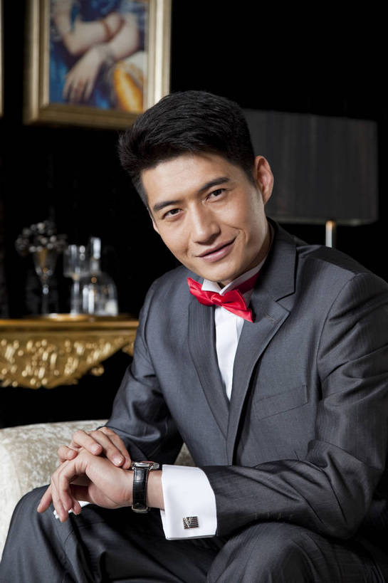 东方人,中年人,一个人,客厅,坐,微笑,竖图,彩色,室内,白天,侧面,时尚,幸福,成功,房间,家具,北京,中国,图片,豪华,情趣,壁画,享受,健康,家居,成熟,活力,可爱,美女,竖,稳重,摄影,生活方式,优雅,华丽,高雅,庄重,高贵,居室,尊贵,亲切,乐观,男人,男性,年轻男性,亚洲人,中国人,年轻人,半身,礼服,派对,高兴,愉快,魅力,奢华,bj174