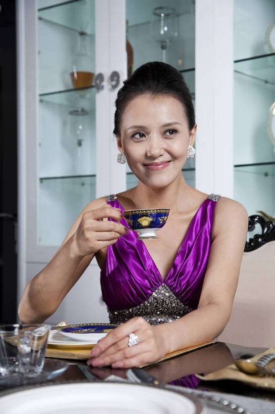 东方人,中年人,一个人,家庭,餐厅,坐,微笑,竖图,彩色,室内,白天,正面,时尚,性感,幸福,成功,餐桌,房间,家具,餐具,北京,中国,图片,豪华,美丽,情趣,茶具,享受,健康,家居,成熟,活力,可爱,美女,竖,稳重,妩媚,摄影,生活方式,精致,优雅,华丽,碗柜,高雅,庄重,高贵,居室,精美,尊贵,亲切,乐观,年轻女性,女人,女性,亚洲人,中国人,年轻人,半身,礼服,派对,高兴,愉快,魅力,奢华,bj174