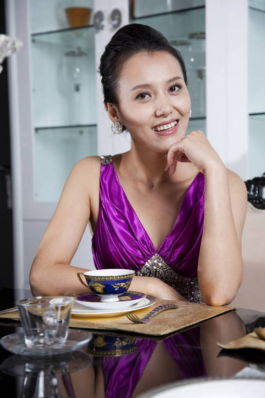 东方人,中年人,一个人,家庭,餐厅,坐,微笑,竖图,彩色,室内,白天,正面,时尚,性感,幸福,成功,餐桌,房间,家具,餐具,北京,中国,图片,豪华,美丽,情趣,茶具,享受,健康,家居,成熟,活力,可爱,美女,竖,稳重,妩媚,摄影,生活方式,精致,优雅,华丽,碗柜,高雅,庄重,高贵,居室,精美,尊贵,亲切,乐观,年轻女性,女人,女性,亚洲人,中国人,年轻人,半身,礼服,派对,高兴,愉快,魅力,奢华,bj174