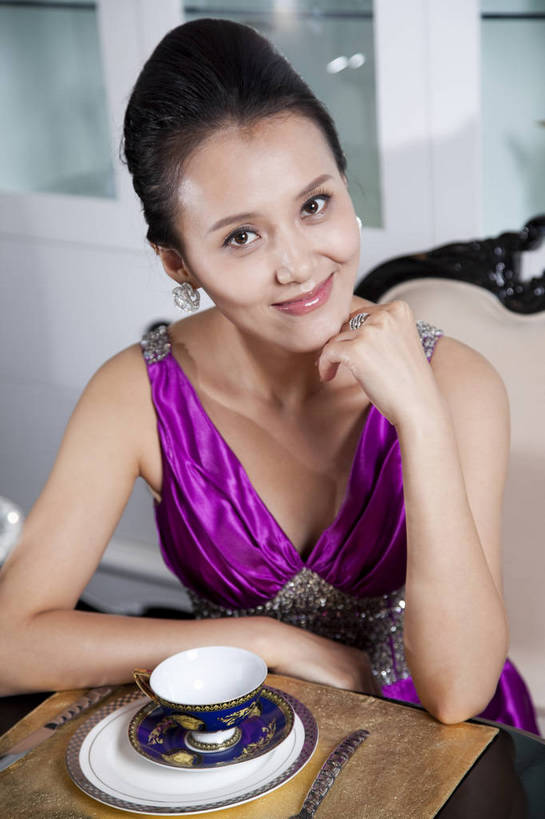 东方人,中年人,一个人,家庭,餐厅,坐,微笑,竖图,彩色,室内,白天,正面,时尚,性感,幸福,成功,餐桌,房间,家具,餐具,北京,中国,图片,豪华,美丽,情趣,茶具,享受,健康,家居,成熟,活力,可爱,美女,竖,稳重,妩媚,摄影,生活方式,精致,优雅,华丽,碗柜,高雅,庄重,高贵,居室,精美,尊贵,亲切,乐观,年轻女性,女人,女性,亚洲人,中国人,年轻人,半身,礼服,派对,高兴,愉快,魅力,奢华,bj174