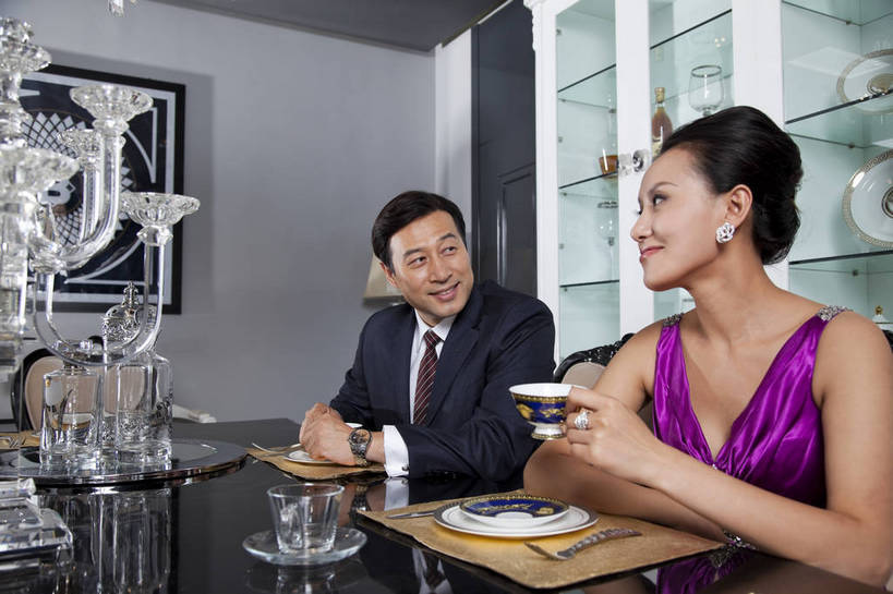 东方人,中年人,两个人,家庭,夫妻,餐厅,坐,微笑,横图,彩色,室内,白天,侧面,时尚,性感,幸福,成功,餐桌,房间,家具,餐具,北京,中国,图片,豪华,美丽,情趣,茶具,享受,健康,温馨,家居,成熟,恩爱,活力,可爱,美女,稳重,妩媚,摄影,生活方式,精致,优雅,华丽,碗柜,和睦,高雅,庄重,高贵,亲近,亲情,居室,精美,团圆,尊贵,乐观,男人,男性,年轻女性,女人,女性,中年男性,亚洲人,中国人,年轻人,半身,礼服,派对,高兴,愉快,魅力,奢华,bj174