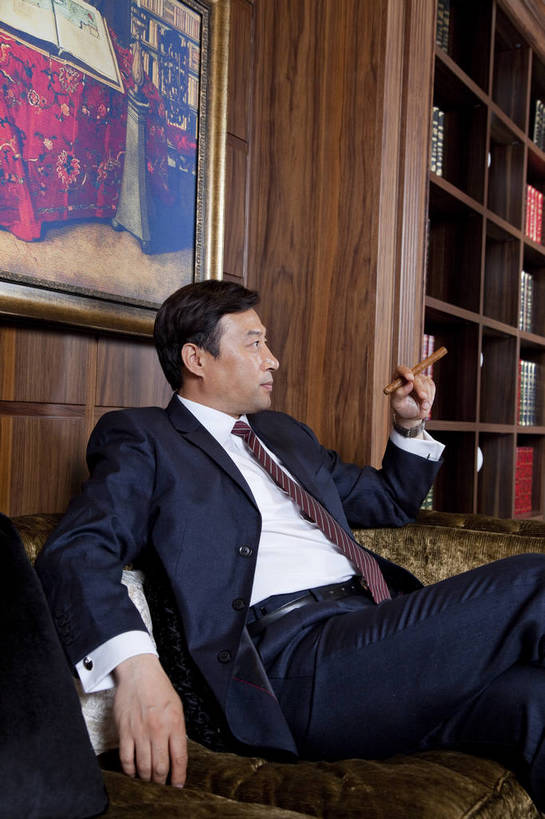 东方人,中年人,一个人,坐,微笑,竖图,彩色,室内,白天,侧面,时尚,幸福,成功,房间,家具,书房,香烟,北京,中国,仅一个男性,仅一个人,仅一个中年男性,图片,豪华,情趣,书柜,享受,健康,雪茄,烟,家居,成熟,活力,可爱,美女,竖,稳重,摄影,生活方式,优雅,华丽,高雅,庄重,高贵,居室,红木家具,尊贵,亲切,乐观,淡定,从容,男人,男性,中年男性,亚洲人,中国人,书,烟草,半身,礼服,西服,派对,高兴,愉快,魅力,奢华,bj174