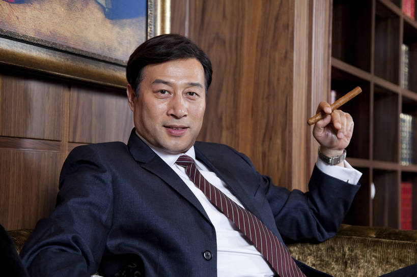 东方人,中年人,一个人,坐,微笑,横图,彩色,室内,白天,侧面,时尚,幸福,成功,房间,家具,书房,香烟,北京,中国,仅一个男性,仅一个人,仅一个中年男性,图片,豪华,情趣,书柜,享受,健康,雪茄,烟,家居,成熟,活力,可爱,美女,稳重,摄影,生活方式,优雅,华丽,高雅,庄重,高贵,居室,红木家具,尊贵,亲切,乐观,淡定,从容,男人,男性,中年男性,亚洲人,中国人,书,烟草,半身,礼服,西服,派对,高兴,愉快,魅力,奢华,bj174