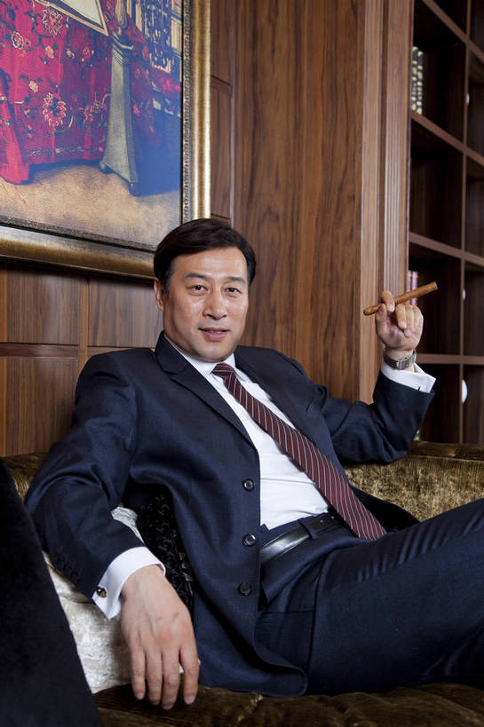 东方人,中年人,一个人,坐,微笑,竖图,彩色,室内,白天,侧面,时尚,幸福,成功,房间,家具,书房,香烟,北京,中国,仅一个男性,仅一个人,仅一个中年男性,图片,豪华,情趣,书柜,享受,健康,雪茄,烟,家居,成熟,活力,可爱,美女,竖,稳重,摄影,生活方式,优雅,华丽,高雅,庄重,高贵,居室,红木家具,尊贵,亲切,乐观,淡定,从容,男人,男性,中年男性,亚洲人,中国人,书,烟草,半身,礼服,西服,派对,高兴,愉快,魅力,奢华,bj174