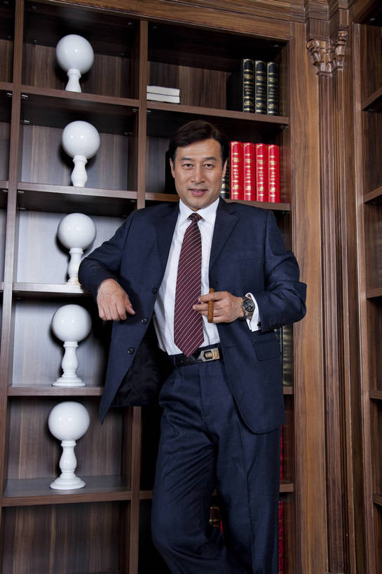 东方人,中年人,一个人,站,微笑,竖图,彩色,室内,白天,正面,时尚,幸福,成功,房间,家具,书房,香烟,北京,中国,仅一个男性,仅一个人,仅一个中年男性,图片,豪华,情趣,书柜,享受,健康,雪茄,烟,家居,成熟,活力,可爱,美女,竖,稳重,摄影,生活方式,优雅,华丽,高雅,庄重,高贵,居室,红木家具,尊贵,亲切,乐观,淡定,从容,男人,男性,中年男性,亚洲人,中国人,书,烟草,半身,礼服,西服,派对,高兴,愉快,魅力,奢华,bj174