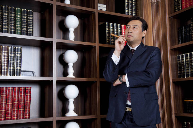 东方人,中年人,一个人,站,微笑,横图,彩色,室内,白天,正面,时尚,幸福,成功,房间,家具,书房,香烟,北京,中国,仅一个男性,仅一个人,仅一个中年男性,图片,豪华,情趣,书柜,享受,健康,雪茄,烟,家居,成熟,活力,可爱,美女,稳重,摄影,生活方式,优雅,华丽,高雅,庄重,高贵,居室,红木家具,尊贵,亲切,乐观,淡定,从容,男人,男性,中年男性,亚洲人,中国人,书,烟草,半身,礼服,西服,派对,高兴,愉快,魅力,奢华,bj174