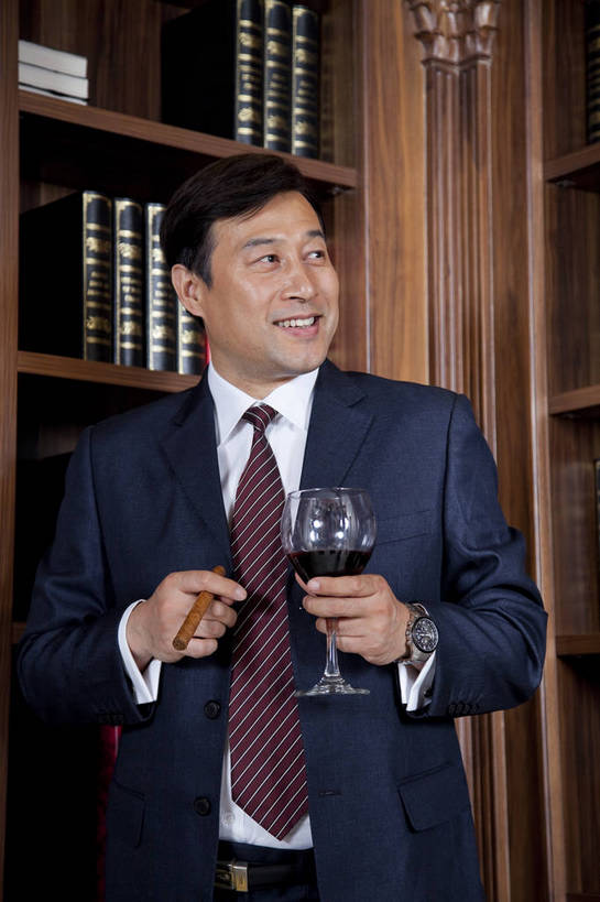 东方人,中年人,一个人,站,微笑,竖图,彩色,室内,白天,正面,时尚,幸福,成功,房间,家具,书房,香烟,北京,中国,仅一个男性,仅一个人,仅一个中年男性,图片,豪华,情趣,书柜,享受,健康,雪茄,烟,家居,成熟,活力,可爱,美女,竖,稳重,摄影,生活方式,优雅,华丽,高雅,庄重,高贵,居室,红木家具,尊贵,亲切,乐观,淡定,从容,男人,男性,中年男性,亚洲人,中国人,书,烟草,半身,礼服,西服,派对,高兴,愉快,魅力,奢华,bj174