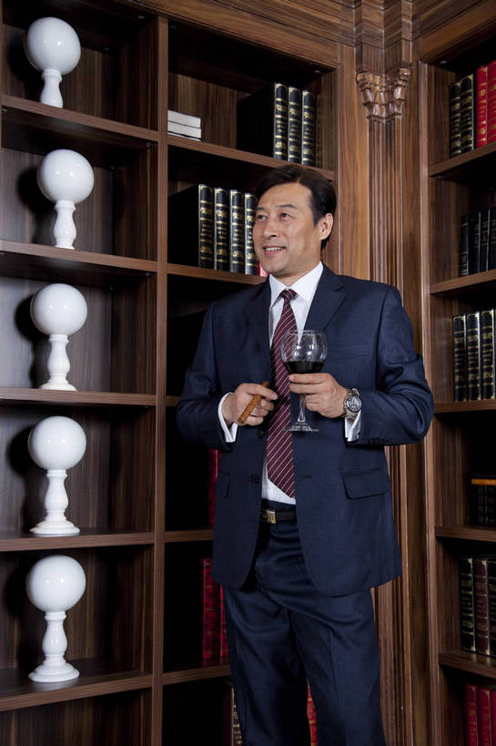 东方人,中年人,一个人,站,微笑,竖图,彩色,室内,白天,正面,时尚,幸福,成功,房间,家具,书房,香烟,北京,中国,仅一个男性,仅一个人,仅一个中年男性,图片,豪华,情趣,书柜,享受,健康,雪茄,烟,家居,成熟,活力,可爱,美女,竖,稳重,摄影,生活方式,优雅,华丽,高雅,庄重,高贵,居室,红木家具,尊贵,亲切,乐观,淡定,从容,男人,男性,中年男性,亚洲人,中国人,书,烟草,半身,礼服,西服,派对,高兴,愉快,魅力,奢华,bj174