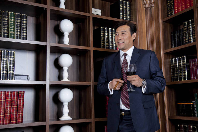 东方人,中年人,一个人,站,微笑,横图,彩色,室内,白天,正面,时尚,幸福,成功,房间,家具,书房,香烟,北京,中国,仅一个男性,仅一个人,仅一个中年男性,图片,豪华,情趣,书柜,享受,健康,雪茄,烟,家居,成熟,活力,可爱,美女,稳重,摄影,生活方式,优雅,华丽,高雅,庄重,高贵,居室,红木家具,尊贵,亲切,乐观,淡定,从容,男人,男性,中年男性,亚洲人,中国人,书,烟草,半身,礼服,西服,派对,高兴,愉快,魅力,奢华,bj174