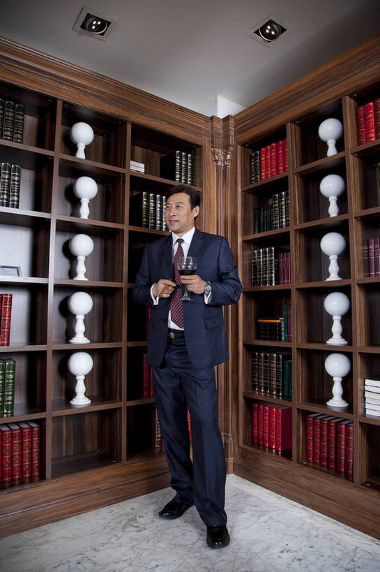 东方人,中年人,一个人,站,微笑,竖图,彩色,室内,白天,正面,时尚,幸福,成功,房间,家具,书房,香烟,北京,中国,仅一个男性,仅一个人,仅一个中年男性,图片,豪华,情趣,书柜,享受,健康,雪茄,烟,家居,成熟,活力,可爱,美女,竖,稳重,摄影,生活方式,优雅,华丽,高雅,庄重,高贵,居室,红木家具,尊贵,亲切,乐观,淡定,从容,男人,男性,中年男性,亚洲人,中国人,书,烟草,全身,礼服,西服,派对,高兴,愉快,魅力,奢华,bj174