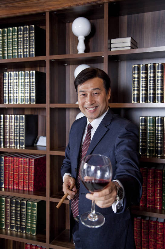 东方人,中年人,一个人,站,微笑,竖图,彩色,室内,白天,侧面,时尚,幸福,成功,房间,家具,书房,香烟,北京,中国,仅一个男性,仅一个人,仅一个中年男性,图片,豪华,情趣,书柜,享受,健康,雪茄,烟,家居,成熟,活力,可爱,美女,竖,稳重,摄影,生活方式,优雅,华丽,高雅,庄重,高贵,居室,红木家具,尊贵,亲切,乐观,淡定,从容,男人,男性,中年男性,亚洲人,中国人,书,烟草,半身,礼服,西服,派对,高兴,愉快,魅力,奢华,bj174