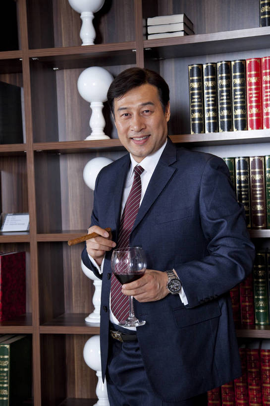 东方人,中年人,一个人,站,微笑,竖图,彩色,室内,白天,侧面,时尚,幸福,成功,房间,家具,书房,香烟,北京,中国,仅一个男性,仅一个人,仅一个中年男性,图片,豪华,情趣,书柜,享受,健康,雪茄,烟,家居,成熟,活力,可爱,美女,竖,稳重,摄影,生活方式,优雅,华丽,高雅,庄重,高贵,居室,红木家具,尊贵,亲切,乐观,淡定,从容,男人,男性,中年男性,亚洲人,中国人,书,烟草,半身,礼服,西服,派对,高兴,愉快,魅力,奢华,bj174