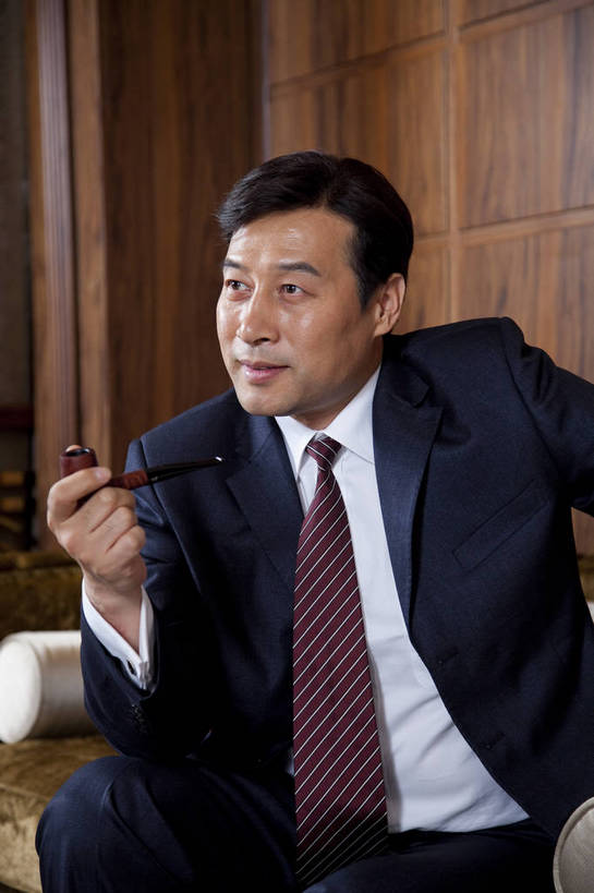 东方人,中年人,一个人,坐,微笑,竖图,彩色,室内,白天,侧面,时尚,幸福,成功,房间,家具,书房,香烟,北京,中国,仅一个男性,仅一个人,仅一个中年男性,图片,豪华,情趣,书柜,享受,健康,雪茄,烟,家居,成熟,活力,可爱,美女,竖,稳重,摄影,生活方式,优雅,华丽,高雅,庄重,高贵,居室,红木家具,尊贵,亲切,乐观,淡定,从容,男人,男性,中年男性,亚洲人,中国人,烟草,半身,礼服,西服,派对,高兴,愉快,魅力,奢华,bj174