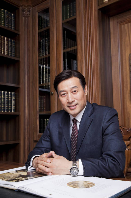 东方人,中年人,一个人,坐,微笑,竖图,彩色,室内,白天,正面,时尚,幸福,成功,房间,家具,书房,北京,中国,仅一个男性,仅一个人,仅一个中年男性,图片,写字台,豪华,情趣,书柜,享受,健康,家居,成熟,活力,可爱,美女,竖,稳重,摄影,生活方式,优雅,华丽,高雅,庄重,高贵,居室,红木家具,尊贵,亲切,乐观,男人,男性,中年男性,亚洲人,中国人,书,半身,礼服,派对,高兴,愉快,魅力,奢华,bj174