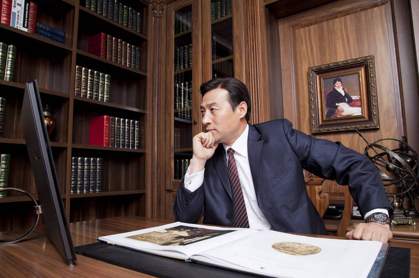 东方人,中年人,一个人,坐,微笑,横图,彩色,室内,白天,侧面,时尚,幸福,成功,电脑,房间,家具,书房,北京,中国,仅一个男性,仅一个人,仅一个中年男性,图片,写字台,豪华,情趣,壁画,书柜,享受,健康,思考,家居,成熟,活力,可爱,美女,稳重,摄影,生活方式,优雅,华丽,高雅,庄重,高贵,居室,平板电脑,红木家具,尊贵,亲切,乐观,男人,男性,中年男性,亚洲人,中国人,书,半身,礼服,派对,高兴,愉快,魅力,奢华,bj174