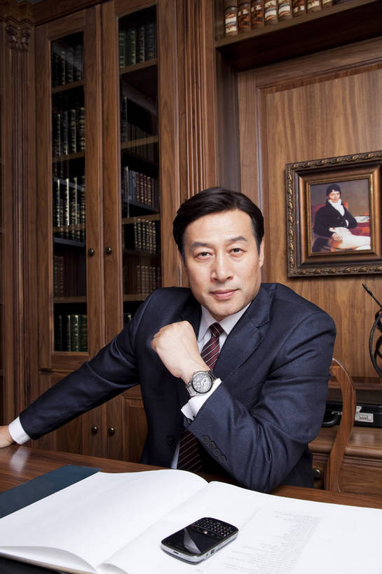 东方人,中年人,一个人,坐,微笑,竖图,彩色,室内,白天,正面,时尚,幸福,成功,房间,家具,书房,北京,中国,仅一个男性,仅一个人,仅一个中年男性,图片,写字台,豪华,情趣,壁画,书柜,享受,健康,思考,家居,成熟,活力,可爱,美女,竖,稳重,摄影,生活方式,优雅,华丽,高雅,庄重,高贵,居室,红木家具,尊贵,亲切,乐观,男人,男性,中年男性,亚洲人,中国人,书,半身,礼服,派对,高兴,愉快,魅力,奢华,bj174