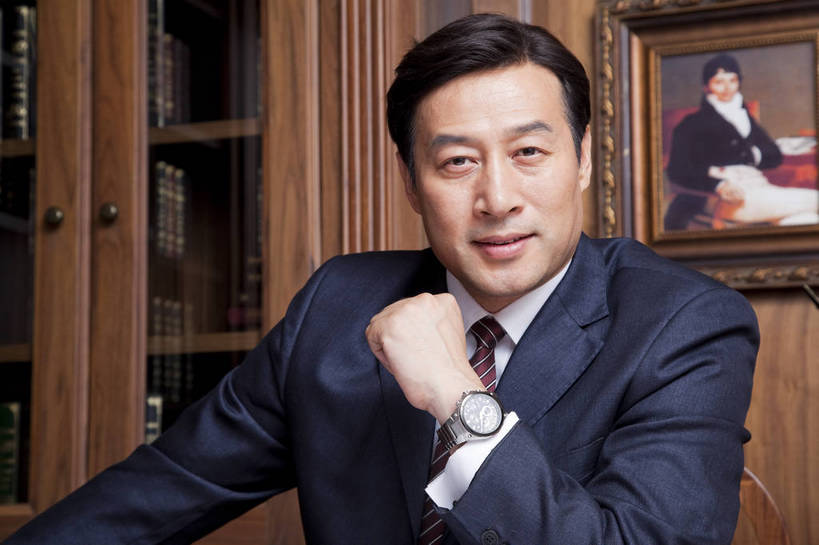 东方人,中年人,一个人,坐,微笑,横图,彩色,室内,白天,正面,时尚,幸福,成功,房间,家具,书房,北京,中国,仅一个男性,仅一个人,仅一个中年男性,图片,写字台,豪华,情趣,壁画,书柜,享受,健康,思考,家居,成熟,活力,可爱,美女,稳重,摄影,生活方式,优雅,华丽,高雅,庄重,高贵,居室,红木家具,尊贵,亲切,乐观,男人,男性,中年男性,亚洲人,中国人,书,半身,礼服,派对,高兴,愉快,魅力,奢华,bj174