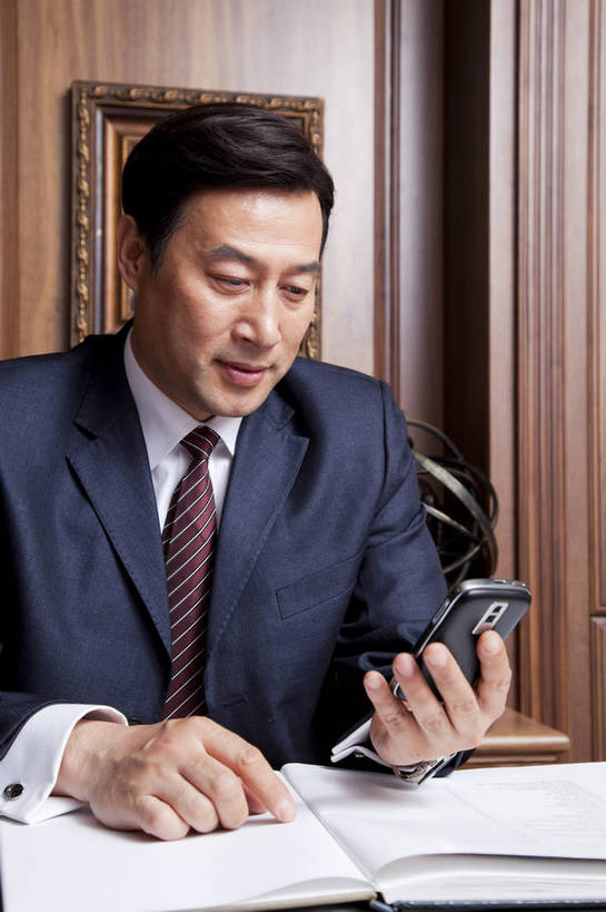 东方人,中年人,一个人,坐,微笑,竖图,彩色,室内,白天,正面,时尚,幸福,成功,房间,家具,书房,手机,北京,中国,仅一个男性,仅一个人,仅一个中年男性,图片,写字台,豪华,情趣,书柜,享受,健康,家居,成熟,活力,可爱,美女,竖,稳重,摄影,生活方式,优雅,华丽,高雅,庄重,高贵,居室,红木家具,尊贵,亲切,乐观,男人,男性,中年男性,亚洲人,中国人,书,半身,礼服,派对,高兴,愉快,魅力,奢华,bj174