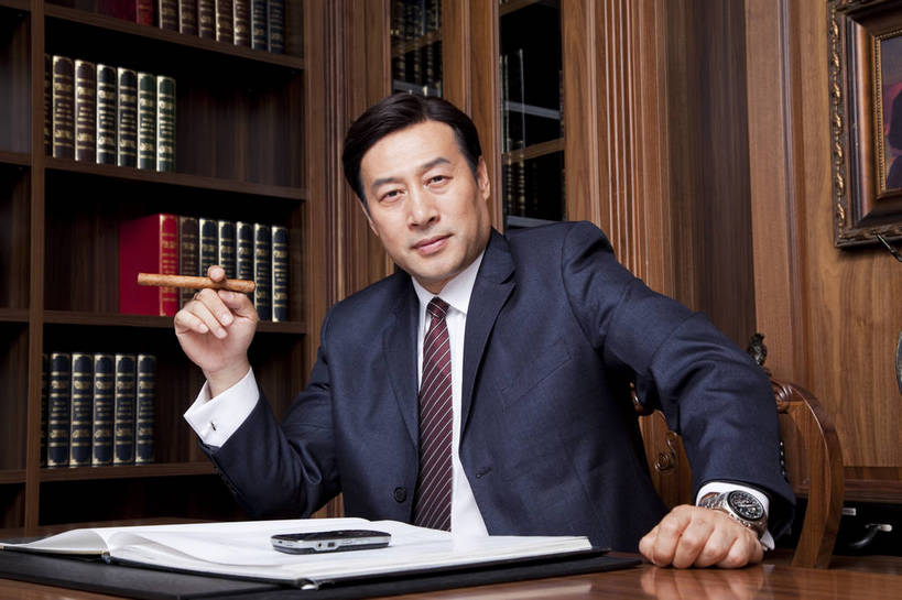 东方人,中年人,一个人,坐,微笑,横图,彩色,室内,白天,侧面,时尚,幸福,成功,房间,家具,书房,香烟,北京,中国,仅一个男性,仅一个人,仅一个中年男性,图片,写字台,豪华,情趣,书柜,享受,健康,雪茄,烟,家居,成熟,活力,可爱,美女,稳重,摄影,生活方式,优雅,华丽,高雅,庄重,高贵,居室,红木家具,尊贵,亲切,乐观,淡定,从容,男人,男性,中年男性,亚洲人,中国人,书,烟草,半身,礼服,派对,高兴,愉快,魅力,奢华,bj174