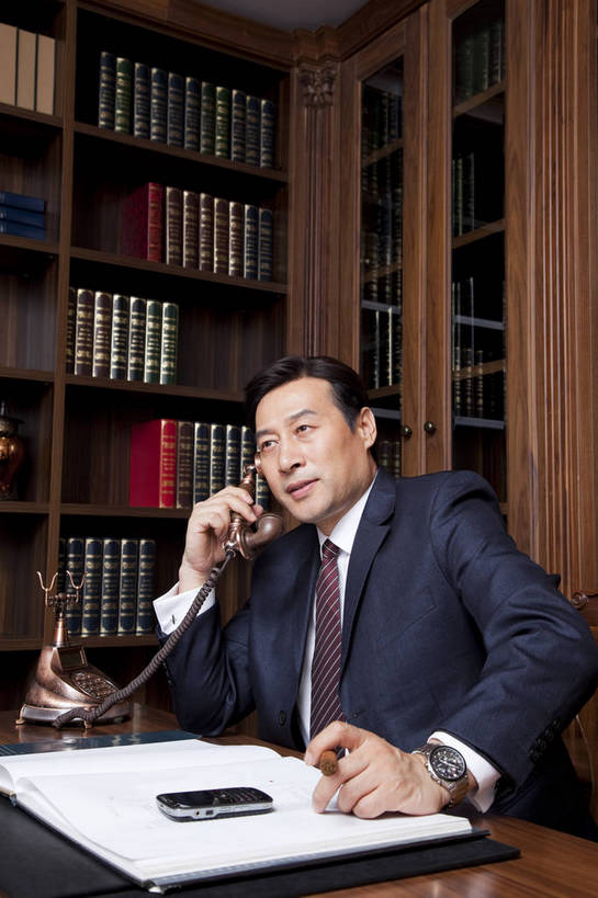 东方人,中年人,一个人,坐,打电话,微笑,竖图,彩色,室内,白天,侧面,时尚,幸福,成功,房间,家具,书房,北京,中国,仅一个男性,仅一个人,仅一个中年男性,图片,写字台,豪华,情趣,书柜,享受,健康,家居,成熟,活力,可爱,美女,竖,稳重,摄影,生活方式,优雅,华丽,高雅,庄重,高贵,居室,红木家具,尊贵,亲切,乐观,男人,男性,中年男性,亚洲人,中国人,电话机,书,半身,礼服,派对,高兴,愉快,魅力,奢华,bj174