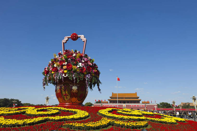 天安门,广场,横图,彩色,室外,白天,旅游,度假,名胜古迹,城市风光,标志建筑,城市,地标,建筑,国旗,北京,天安门广场,中国,游客,节日,遗迹,花篮,花坛,图片,辉煌,古迹,文物,娱乐,红旗,建设,古建筑,现代建筑,天空,享受,休闲,喜庆,旅游胜地,安静,放松,摄影,城楼,文明,中国文化,气氛,古文明,发展,国庆节,繁荣,旅行,传统文化,bj174