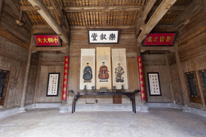 横图,彩色,室外,白天,旅游,度假,名胜古迹,桌面,桌子,标志建筑,地标,建筑,宏村,中国,遗迹,木制,牌匾,图片,木桌,建筑群,古典,古迹,文物,娱乐,建设,古建筑,画像,民居,古镇,天空,木制品,享受,休闲,旅游胜地,放松,摄影,水乡,文明,中国文化,供奉,古文明,安徽,古代文明,旅行,木桌子,八仙桌,bj174