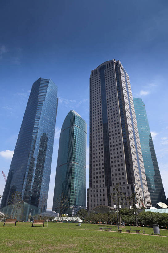 公园,竖图,彩色,室外,白天,旅游,办公楼,草坪,城市风光,城市,建筑,上海,中国,游人,图片,辉煌,浦东,现代建筑,天空,绿地,地标建筑,外滩,旅游胜地,摩天大厦,摄影,经济,文明,中国文化,陆家嘴,发展,繁荣,旅行,bj174
