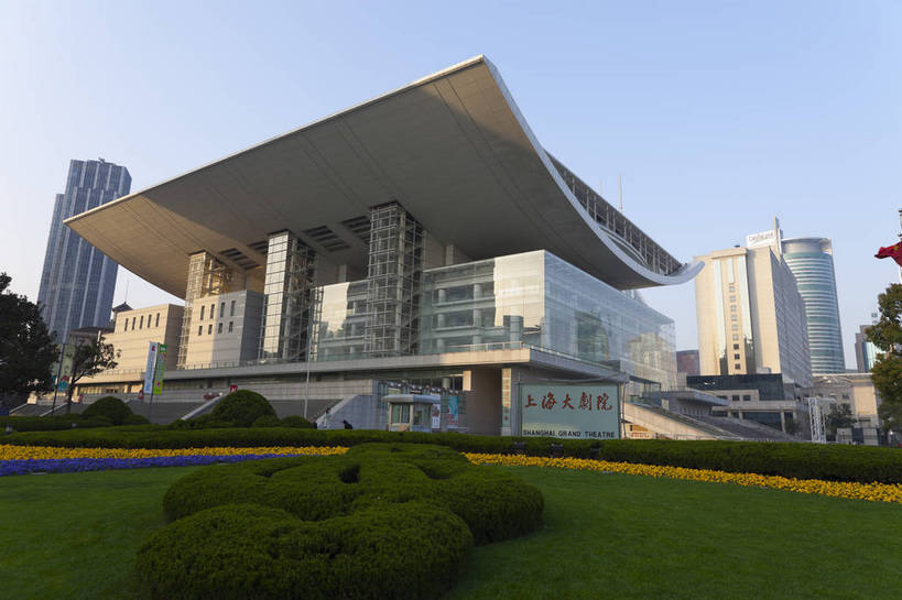 横图,彩色,室外,白天,旅游,草坪,城市风光,城市,建筑,上海,中国,游人,花坛,图片,辉煌,现代建筑,天空,绿地,地标建筑,旅游胜地,摄影,上海大剧院,经济,公共设施,文明,中国文化,公共场所,发展,繁荣,旅行,bj174