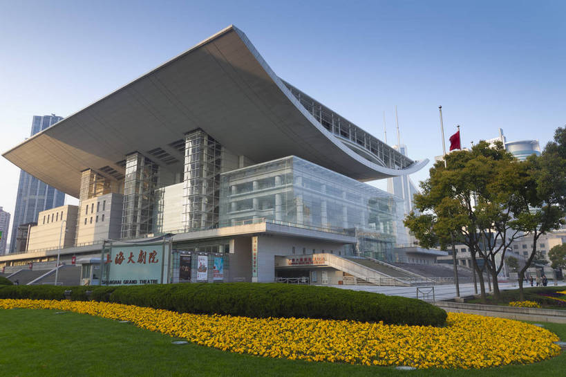 横图,彩色,室外,白天,旅游,草坪,城市风光,城市,建筑,上海,中国,游人,花坛,图片,辉煌,现代建筑,天空,绿地,地标建筑,旅游胜地,摄影,上海大剧院,经济,公共设施,文明,中国文化,公共场所,发展,繁荣,旅行,bj174