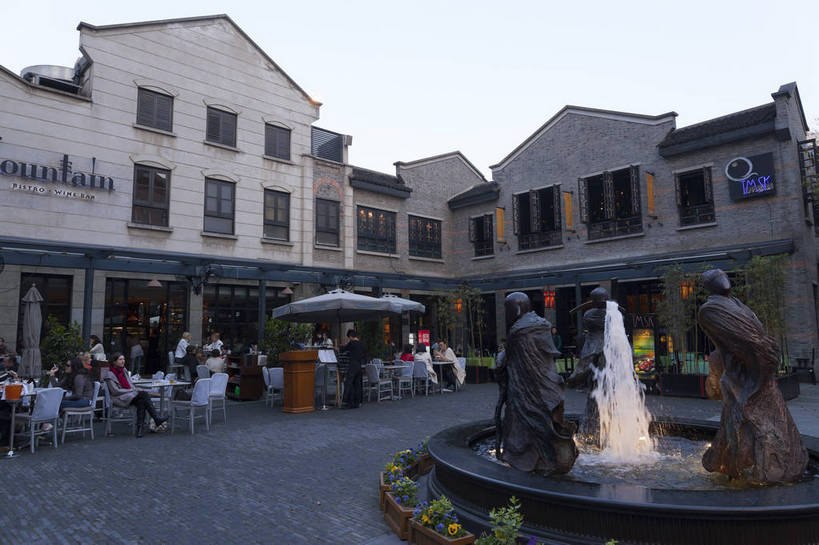 咖啡厅,酒吧,横图,彩色,室外,白天,旅游,城市风光,城市,建筑,上海,中国,游客,游人,图片,辉煌,露天,现代建筑,石库门,天空,地标建筑,休闲,旅游胜地,摄影,生活方式,经济,文明,中国文化,发展,上海新天地,民族建筑,繁荣,旅行,bj174