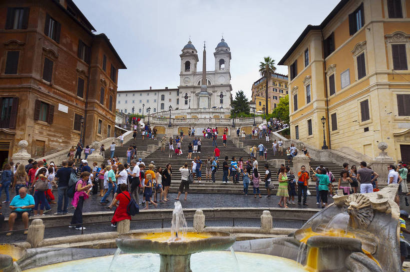 广场,横图,彩色,室外,白天,旅游,度假,名胜古迹,标志建筑,地标,建筑,喷泉,意大利,罗马,游客,遗迹,图片,水池,建筑群,古典,古迹,文物,娱乐,建设,古建筑,西班牙广场,地标建筑,享受,休闲,旅游胜地,放松,摄影,文明,古文明,世界文化遗产,古代文明,旅行,传统文化,bj174