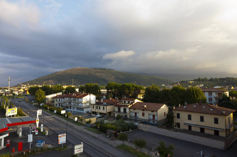 横图,彩色,室外,白天,旅游,度假,名胜古迹,山,树林,标志建筑,地标,建筑,街道,意大利,欧洲,遗迹,图片,建筑群,古典,古迹,文物,娱乐,建设,古建筑,民居,地标建筑,享受,休闲,旅游胜地,安静,放松,摄影,小镇,托斯卡纳,南欧,文明,古文明,世界文化遗产,意大利共和国,托斯卡纳大区,古代文明,旅行,居住区,传统文化,bj174