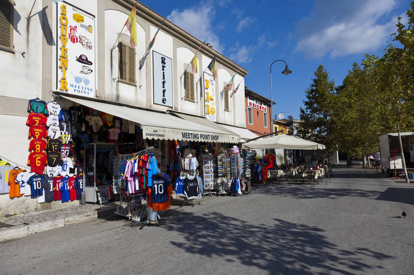 商店,横图,彩色,室外,白天,旅游,度假,美景,名胜古迹,标志建筑,道路,地标,建筑,街道,路,公路,意大利,欧洲,遗迹,图片,景观,建筑群,交通,古典,古迹,文物,娱乐,建设,古建筑,地标建筑,享受,休闲,旅游胜地,景色,放松,摄影,生活方式,比萨,比萨省,托斯卡纳,南欧,文明,古文明,世界文化遗产,意大利共和国,首府,奇迹广场,比萨大教堂,托斯卡纳大区,古代文明,马路,旅行,传统文化,bj174