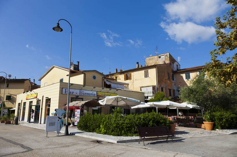 商店,横图,彩色,室外,白天,旅游,度假,美景,名胜古迹,标志建筑,道路,地标,建筑,街道,路,公路,意大利,欧洲,遗迹,图片,景观,建筑群,交通,古典,古迹,文物,娱乐,建设,古建筑,地标建筑,享受,休闲,旅游胜地,景色,放松,摄影,生活方式,比萨,比萨省,托斯卡纳,南欧,文明,古文明,世界文化遗产,意大利共和国,首府,奇迹广场,比萨大教堂,托斯卡纳大区,古代文明,马路,旅行,传统文化,bj174