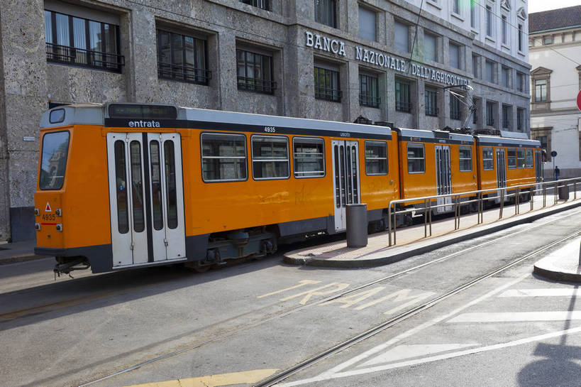 横图,彩色,室外,特写,白天,旅游,度假,美景,名胜古迹,标志建筑,道路,地标,建筑,街道,路,公路,汽车,电车,意大利,遗迹,图片,景观,建筑群,公共交通,交通,古典,古迹,文物,娱乐,建设,古建筑,车,地标建筑,交通工具,享受,休闲,旅游胜地,景色,放松,摄影,有轨电车,文明,载具,古文明,米兰,世界文化遗产,古代文明,马路,旅行,传统文化,bj174