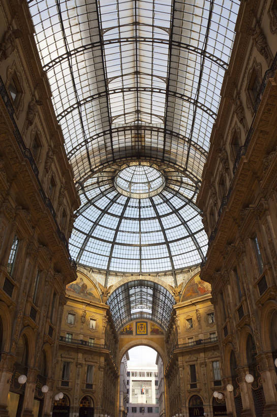 竖图,彩色,室外,白天,旅游,度假,名胜古迹,标志建筑,地标,建筑,意大利,欧洲,遗迹,艺术,图片,建筑群,走廊,古典,古迹,文物,娱乐,建设,古建筑,地标建筑,享受,休闲,旅游胜地,放松,摄影,南欧,文明,金碧辉煌,古文明,伦巴第大区,艾曼纽二世回廊,米兰,世界文化遗产,意大利共和国,首府,伦巴第,省会,拱廊,古代文明,米兰省,旅行,传统文化,bj174