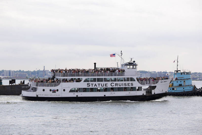 横图,彩色,室外,白天,旅游,办公楼,城市风光,城市,建筑,船,纽约,美国,游客,图片,建筑群,曼哈顿,辉煌,现代建筑,游轮,旅游胜地,摩天大厦,摄影,文明,商务中心,金融中心,发展,繁荣,旅行,港湾,海港,bj174