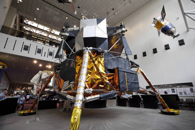 宇航员,博物馆,横图,彩色,室内,特写,白天,旅游,航天,科技,建筑,华盛顿,美国,游客,科学,图片,辉煌,设备,航空,现代建筑,星条旗,旅游胜地,美国国旗,摄影,文明,细节,发展,繁荣,航天器,国家航空航天博物馆,试验,旅行,bj174