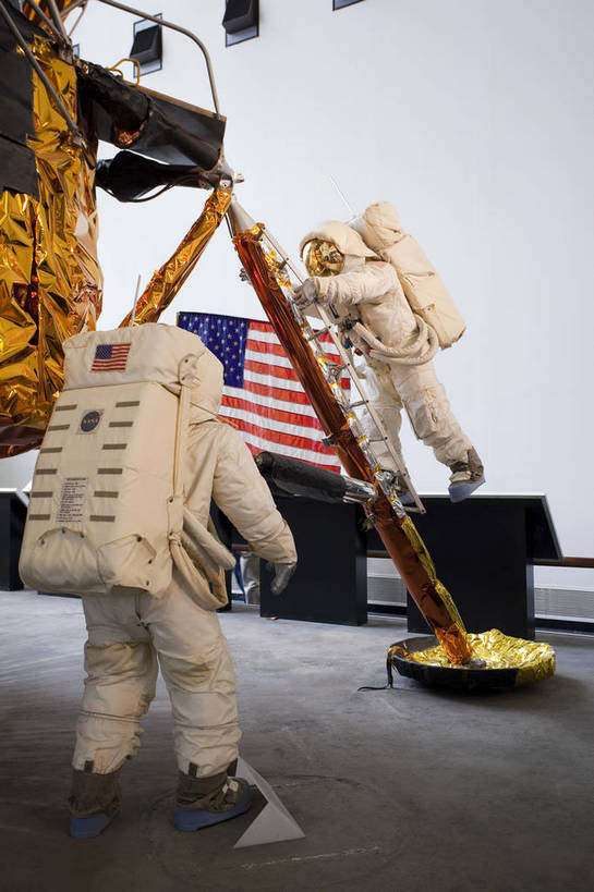 宇航员,博物馆,竖图,彩色,室内,特写,白天,旅游,航天,科技,建筑,华盛顿,美国,游客,科学,图片,辉煌,设备,航空,现代建筑,星条旗,旅游胜地,美国国旗,摄影,文明,细节,发展,繁荣,航天器,国家航空航天博物馆,试验,旅行,bj174