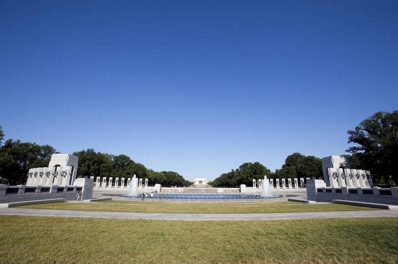 横图,彩色,室外,白天,旅游,度假,名胜古迹,树林,城市风光,标志建筑,城市,地标,建筑,华盛顿,美国,游客,遗迹,图片,纪念碑,建筑群,古典,辉煌,古迹,文物,娱乐,建设,古建筑,现代建筑,天空,地标建筑,享受,休闲,旅游胜地,放松,摄影,碑文,文明,古文明,发展,繁荣,二战纪念碑,旅行,bj174
