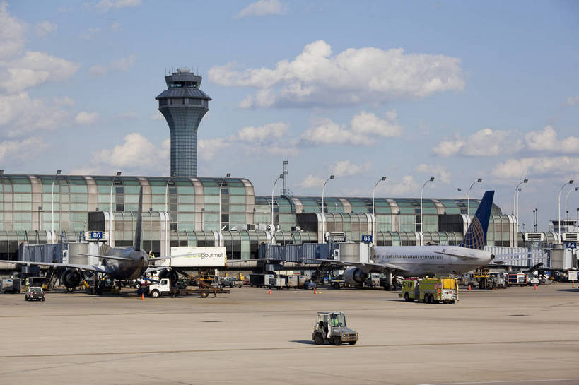 机场,横图,彩色,室外,白天,旅游,草坪,城市风光,城市,飞机,建筑,美国,游客,图片,跑道,交通,辉煌,候机厅,现代建筑,大堂,航站楼,停机坪,旅游胜地,运输,摄影,文明,发展,芝加哥,繁荣,旅行,飞机跑道,芝加哥机场,bj174