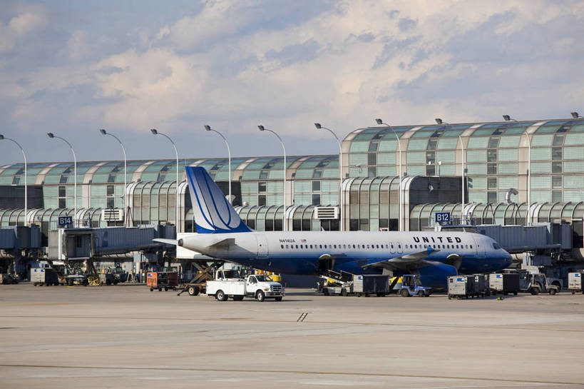 机场,横图,彩色,室外,白天,旅游,草坪,城市风光,城市,飞机,建筑,美国,游客,图片,跑道,交通,辉煌,候机厅,现代建筑,大堂,航站楼,停机坪,旅游胜地,运输,摄影,文明,发展,芝加哥,繁荣,旅行,飞机跑道,芝加哥机场,bj174