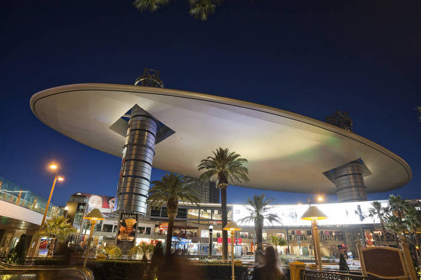 横图,彩色,室外,旅游,度假,美景,名胜古迹,城市风光,标志建筑,城市,道路,地标,建筑,街道,酒店,路,夜景,公路,美国,游客,遗迹,图片,景观,灯光,交通,辉煌,古迹,文物,娱乐,建设,古建筑,现代建筑,享受,休闲,旅游胜地,景色,放松,摄影,风光,北美,北美洲,文明,美洲,古文明,发展,内华达州,拉斯维加斯,北亚美利加洲,亚美利加洲,灯火辉煌,内华达,北美艾灌木丛州,产银之州,银山州,银之州,赌城,繁荣,拉斯韦加斯,克拉克县,马路,旅行,拉斯韦加斯大道,县治,美利坚合众国,金银岛酒店,bj174