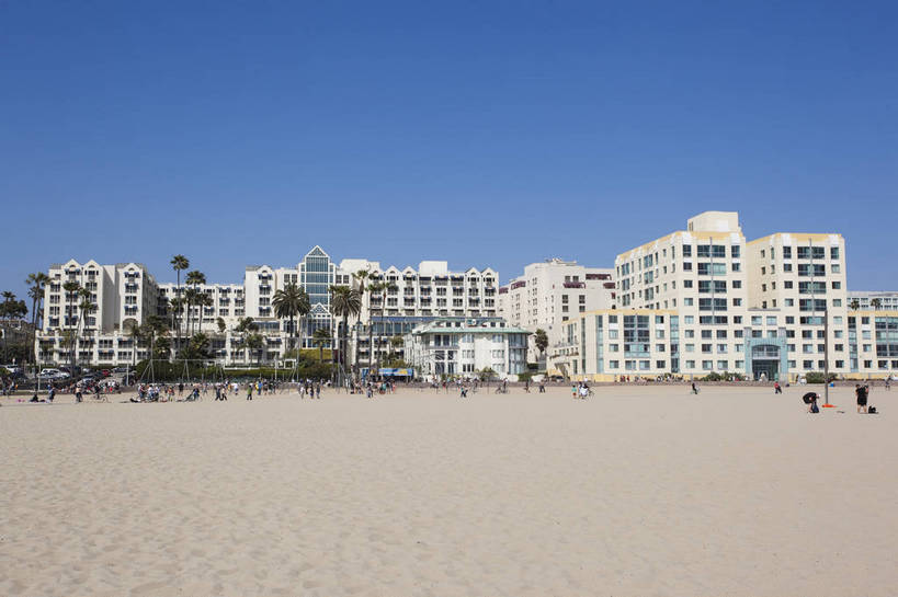 横图,彩色,室外,白天,旅游,度假,沙滩,城市风光,城市,建筑,酒店,美国,游客,图片,辉煌,现代建筑,蓝天,休闲,旅游胜地,摄影,北美,北美洲,文明,加利福尼亚,美洲,发展,加州,洛杉矶,加利福尼亚州,金州,黄金州,北亚美利加洲,亚美利加洲,圣塔莫尼卡,繁荣,天使之城,海滩,旅行,美利坚合众国,bj174