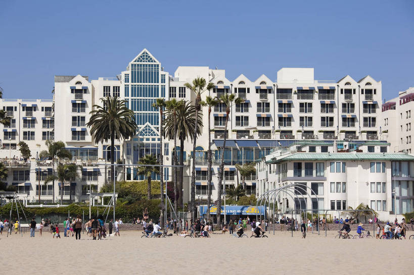 横图,彩色,室外,白天,旅游,度假,沙滩,城市风光,城市,建筑,酒店,美国,游客,图片,辉煌,现代建筑,蓝天,休闲,旅游胜地,摄影,北美,北美洲,文明,加利福尼亚,美洲,发展,加州,洛杉矶,加利福尼亚州,金州,黄金州,北亚美利加洲,亚美利加洲,圣塔莫尼卡,繁荣,天使之城,海滩,旅行,美利坚合众国,bj174