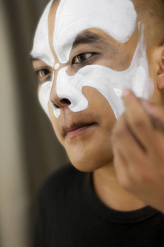 一个人,演员,微笑,竖图,彩色,白色背景,侧面,化妆,帽子,北京,中国,亚洲,仅一个人,表演,艺术,造型,鲜艳,头饰,图片,注视,文化,脸谱,观察,看,站着,表情,姿势,摄影,服饰,头像,观看,动作,察看,生,关注,中国文化,戏剧,民族服饰,演出服,京剧,东亚,国粹,男人,年轻男性,中国人,年轻人,影棚拍摄,化装,中国戏曲,传统文化,舞台妆,角色,小生,bj174