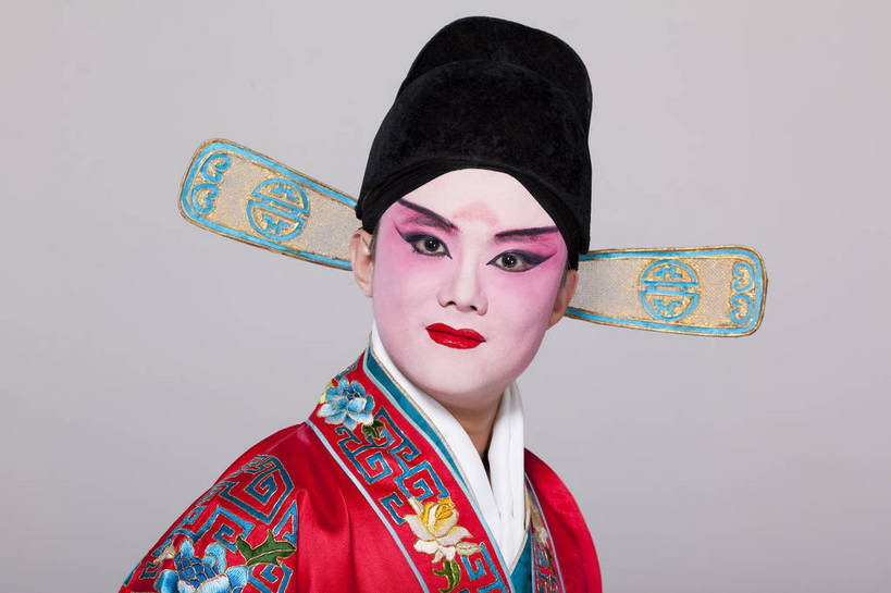 一个人,演员,微笑,横图,彩色,白色背景,正面,化妆,帽子,北京,中国,亚洲,仅一个人,表演,艺术,造型,鲜艳,扇子,头饰,图片,注视,文化,脸谱,观察,看,站着,表情,姿势,摄影,服饰,头像,观看,动作,察看,生,关注,中国文化,戏剧,民族服饰,演出服,京剧,东亚,国粹,男人,年轻男性,中国人,年轻人,影棚拍摄,化装,中国戏曲,传统文化,舞台妆,角色,小生,bj174