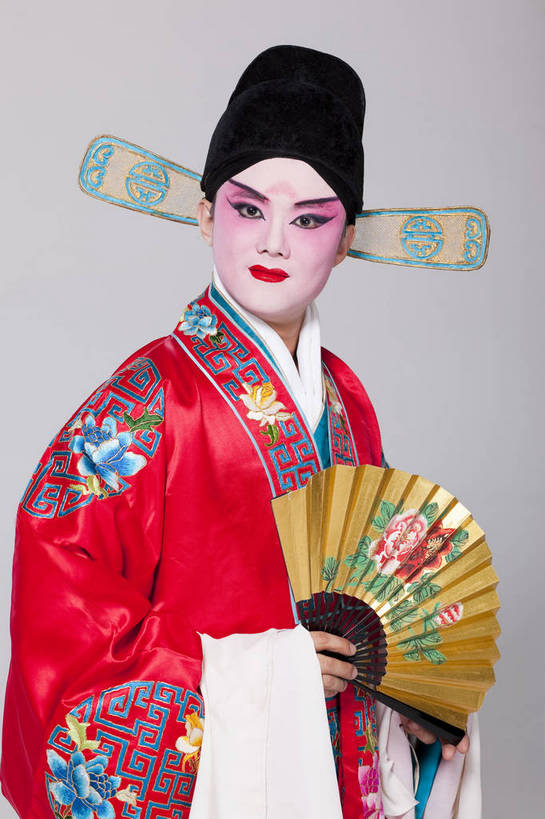一个人,演员,微笑,竖图,彩色,白色背景,正面,化妆,帽子,北京,中国,亚洲,仅一个人,表演,艺术,造型,鲜艳,扇子,头饰,图片,注视,文化,脸谱,观察,看,站着,表情,姿势,摄影,服饰,观看,动作,察看,生,关注,中国文化,戏剧,民族服饰,演出服,京剧,东亚,国粹,男人,年轻男性,中国人,年轻人,半身,影棚拍摄,化装,中国戏曲,传统文化,舞台妆,角色,小生,bj174