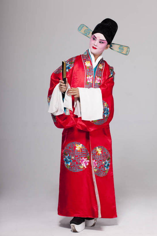 一个人,演员,微笑,竖图,彩色,白色背景,正面,化妆,帽子,北京,中国,亚洲,仅一个人,表演,艺术,造型,鲜艳,扇子,头饰,图片,注视,文化,脸谱,观察,看,站着,表情,姿势,摄影,服饰,观看,动作,察看,生,关注,中国文化,戏剧,民族服饰,演出服,京剧,东亚,国粹,男人,年轻男性,中国人,年轻人,全身,影棚拍摄,化装,中国戏曲,传统文化,舞台妆,角色,小生,bj174